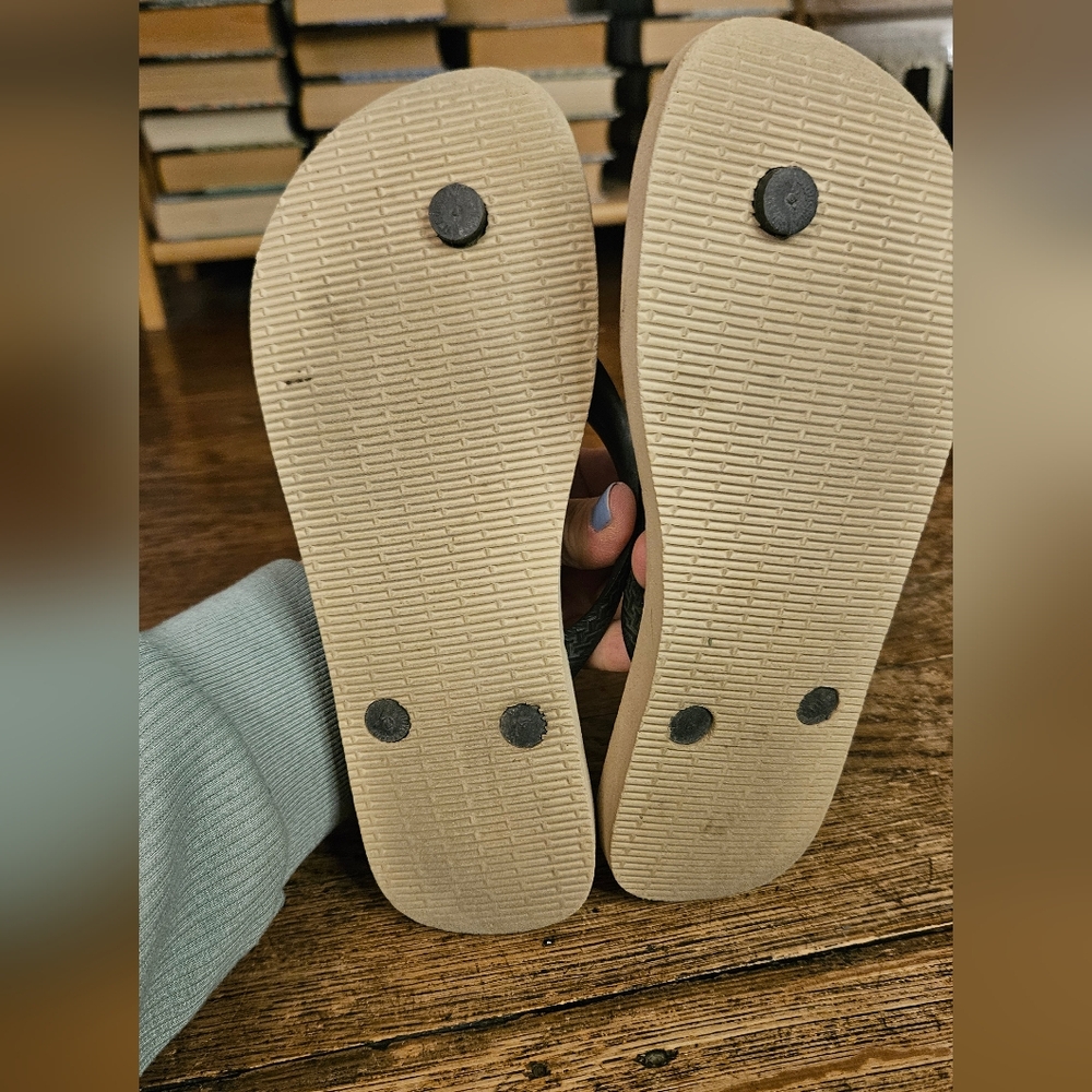Havaianas Floral Flip Flops - Beige and Black - Size 6 - Picture 4 of 4